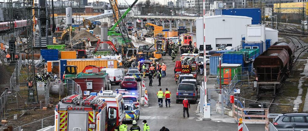 Bei einer Explosion auf einer Baustelle der Deutschen Bahn sind nach Angaben der Feuerwehr drei Menschen verletzt worden.