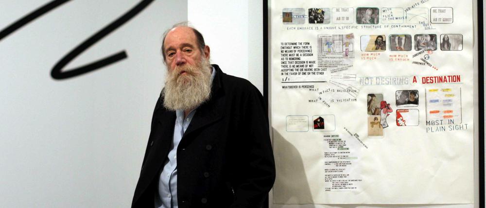 Lawrence Weiner 2013 bei einer Ausstellung im MACBA in Barcelona.