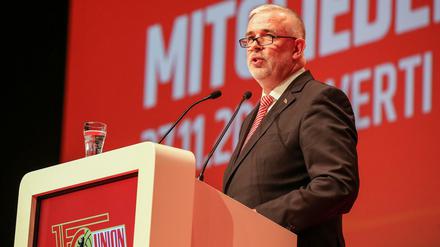 Unions Präsident Dirk Zingler hat viel vor mit dem 1. FC Union - trotz der Pandemie will der Verein weiter in die Infrastruktur investieren.