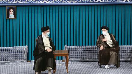 Bislang zeigt Teheran, hier Präsident Raisi (r.) und Revolutionsführer Chamenei, keine Kompromissbereitschaft.