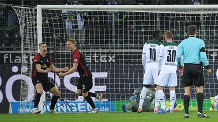 Die Freiburger jubeln (li.), die Gladbacher sind bedient.