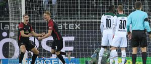 Die Freiburger jubeln (li.), die Gladbacher sind bedient.