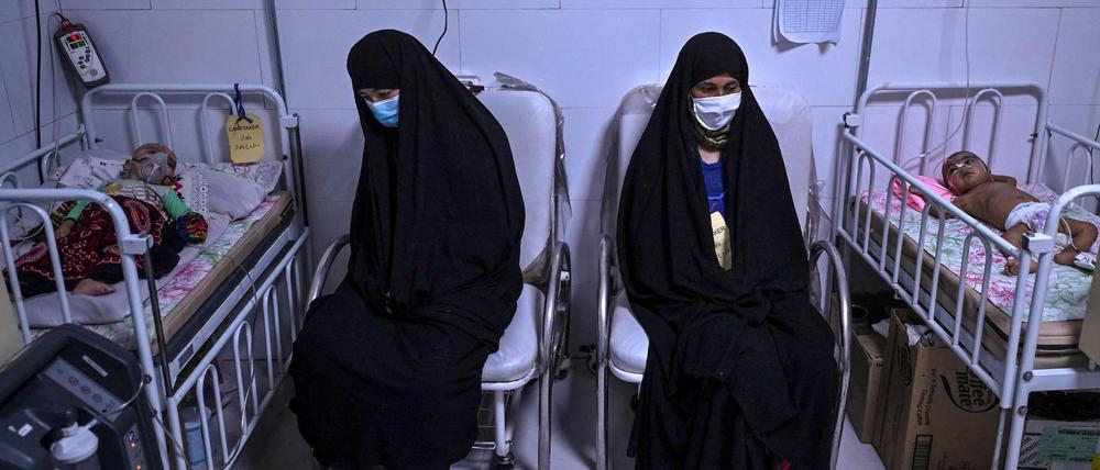 Viele Kinder in Afghanistan sind lebensgefährlich unterernährt und müssen in Kliniken versorgt werden.
