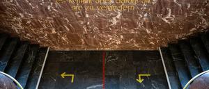 Pfeile zeigen in einem Treppenaufgang in der Humboldt-Universität die Laufwege an.