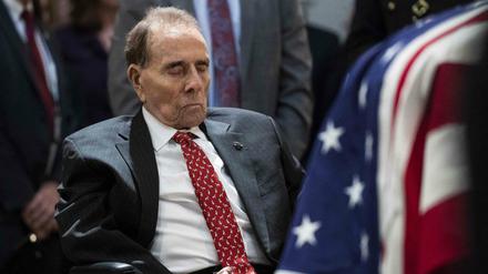 Der einstige Republikaner Bob Dole ist im Alter von 98 Jahren gestorben.