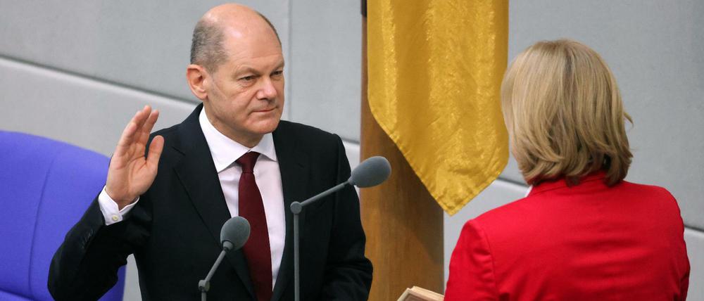 Bundeskanzler Olaf Scholz legt seinen Amtseid ab. Er verzichtet auf den Zusatz „so wahr mir Gott helfe“.