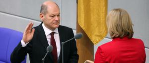 Bundeskanzler Olaf Scholz legt seinen Amtseid ab. Er verzichtet auf den Zusatz „so wahr mir Gott helfe“.