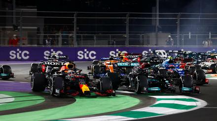 Max Verstappen (vorn li.) fährt direkt neben Lewis Hamilton. 