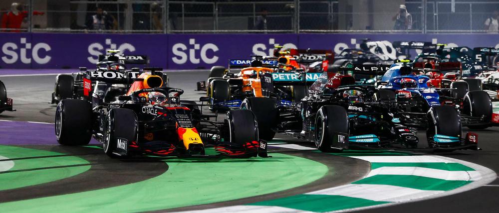 Max Verstappen (vorn li.) fährt direkt neben Lewis Hamilton. 