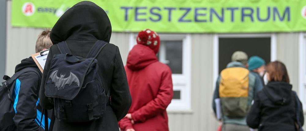 Die zunehmenden Corona-Tests stellen die Gesundheitsämter vor große Herausforderungen. Zu große?