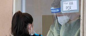 Einer Frau wird auf einer Teststation im süddeutschen Ludwigsburg eine Probe für einen PCR-Test entnommen.