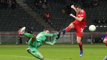 Robin Knoche (rechts) will mit Union in die Zwischenrunde der Conference League einziehen. Allerdings müssen der Verteidiger und Torwart Andreas Luthe am Donnerstag im fast leeren Olympiastadion auf den Großteil ihrer Fans verzichten.