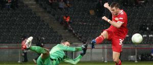 Robin Knoche (rechts) will mit Union in die Zwischenrunde der Conference League einziehen. Allerdings müssen der Verteidiger und Torwart Andreas Luthe am Donnerstag im fast leeren Olympiastadion auf den Großteil ihrer Fans verzichten.