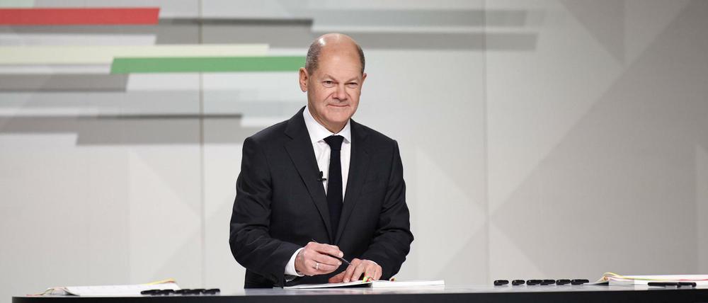 Der künftige Kanzler unterschreibt den Koalitionsvertrag.