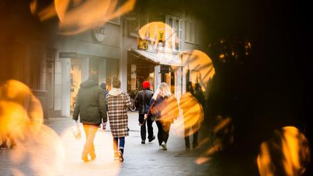 Passant:innen in der Innenstadt von Oldenburg: Wirtschaftlich geht es vielen heute trotz der Pandemie besser. Doch die Schere zwischen Arm und Reich geht weiter auf.
