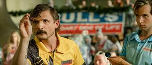 Wampe sticht. Die etwas außer Form geratene „Wespe“ Eddie (Florian Lukas) und sein Schützling Kevin (Leonard Scheicher) beim Dart.