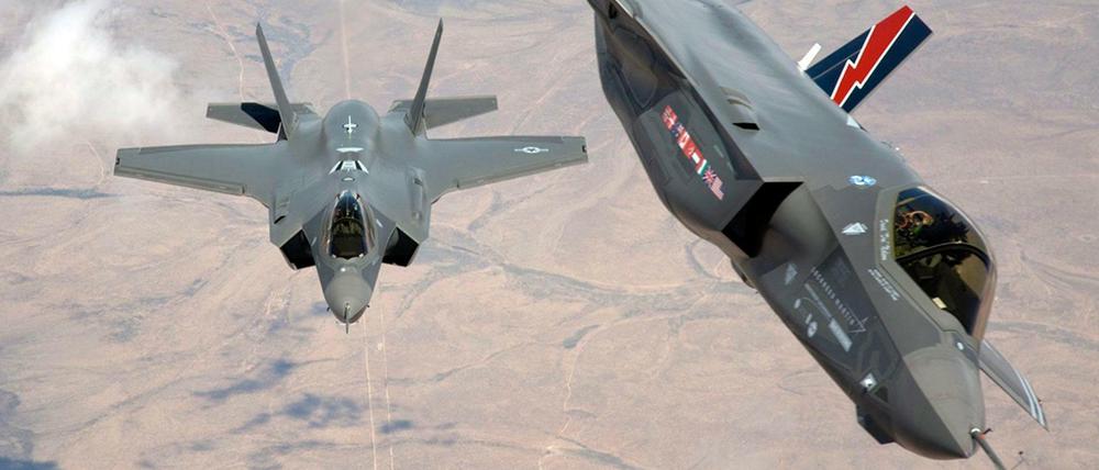 F35 Kampfflugzeuge von Lockheed Martin bei einem Flug zur Edwards Air Force Base in den USA.
