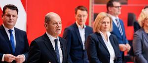 Der designierte Bundeskanzler Olaf Scholz und seine künftige SPD-Minister