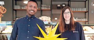 Kleine Freude, große Freude. Hamzah Ali, ehrenamtlicher Seniorenhelfer, und Susanne Schattschneider vom interkulturellen Besuchsdienst „Türöffner“ von Malteser und Caritas, in der Café-Bäckerei am Theodor-Loos-Weg. Die 96-jährige Elli Rothkopf, die der junge Mann aus Rudow besucht, arbeitete früher auch in einer Bäckerei. Zum Treffen konnte sie leider nicht kommen, sie lag im Krankenhaus.