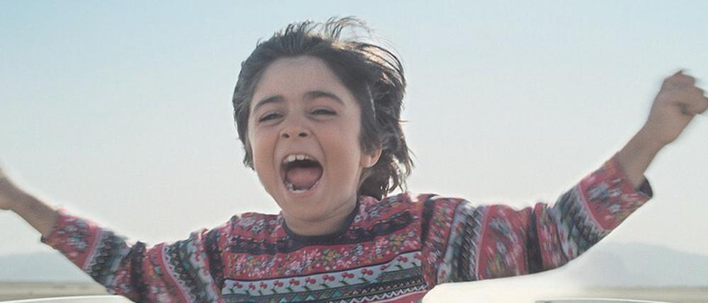 Unbändig. Das Energiebündel Rayan Sarlak in der iranischen Familienkomödie „Hit the Road“.