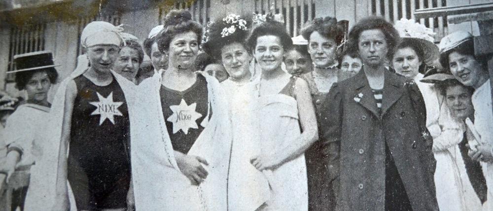 Die Charlottenburger Nixen, Aufnahme von 1911.