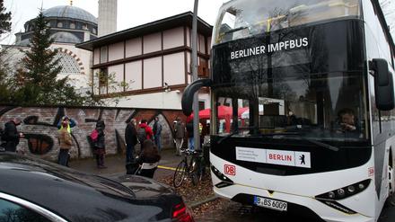 Vor den Bussen, wie hier am Columbiadamm in Kreuzberg, bildeten sich oft lange Schlangen.