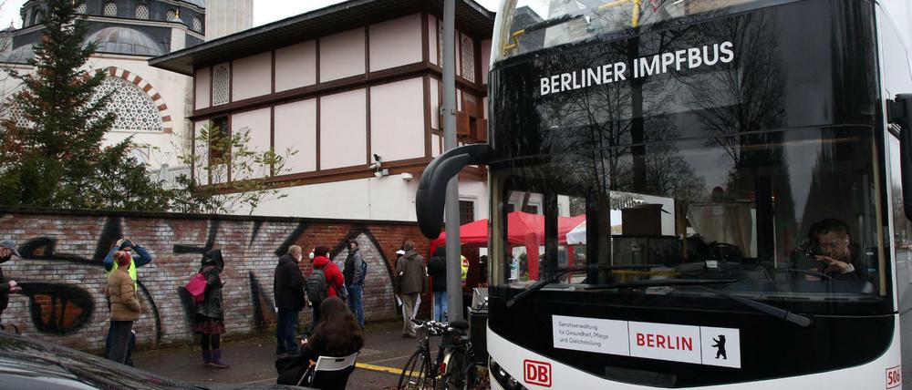 Vor den Bussen, wie hier am Columbiadamm in Kreuzberg, bildeten sich oft lange Schlangen.