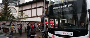 Vor den Bussen, wie hier am Columbiadamm in Kreuzberg, bildeten sich oft lange Schlangen.