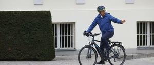 Nach seiner Ernennung durch Bundespräsident Frank-Walter Steinmeier verlässt Cem Özdemir (Grüne), Bundesminister für Ernährung und Landwirtschaft, das Schloss Bellevue und fährt mit dem Fahrrad.