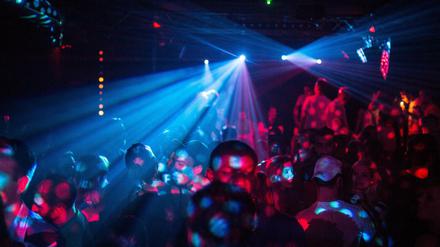 Menschen feiern in einem Club auf dem RAW-GelÃ¤nde in Berlin. 