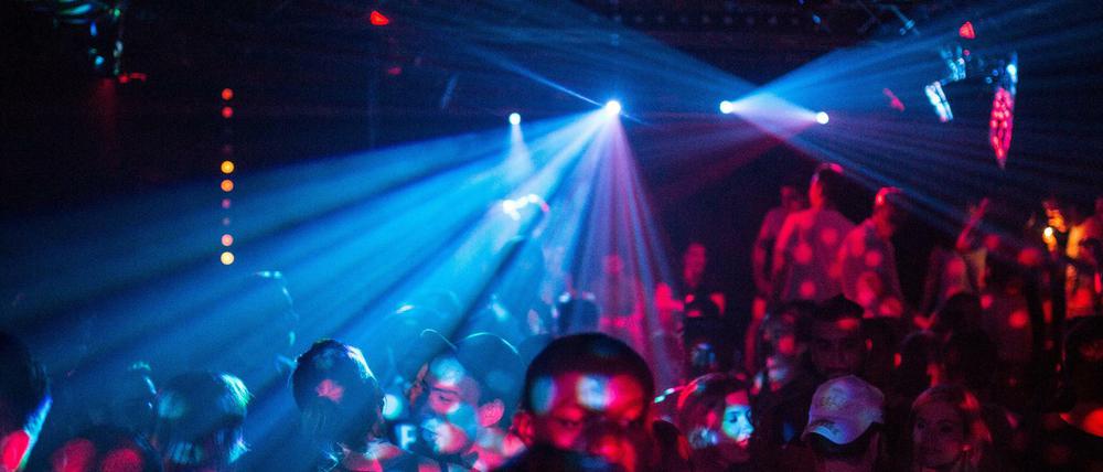 Menschen feiern in einem Club auf dem RAW-Gelände in Berlin.