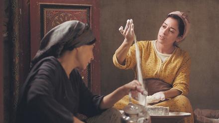 Den Teig fühlen. Samia (Nisrin Erradi, rechts) führt Abla (Lubna Azabal) in die Kunst der Rziza-Herstellung ein. Die verschlossene Frau beginnt, sich zögerlich zu öffnen. Foto: Grandfilm 