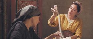 Den Teig fühlen. Samia (Nisrin Erradi, rechts) führt Abla (Lubna Azabal) in die Kunst der Rziza-Herstellung ein. Die verschlossene Frau beginnt, sich zögerlich zu öffnen. Foto: Grandfilm 