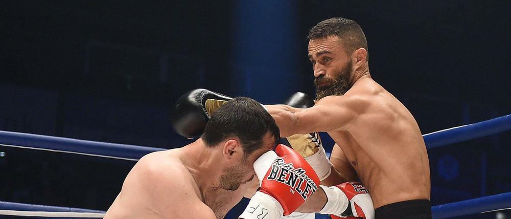 Teilt gern aus, muss aber auch viel einstecken. Boxer Ünsal Arik (rechts).