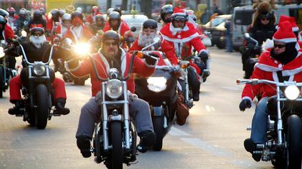Weihnachtliche Benefizparade der Berliner Motorradfans:  Die "Berlin Christmas Bike Tour" in einem der Vorjahre. 