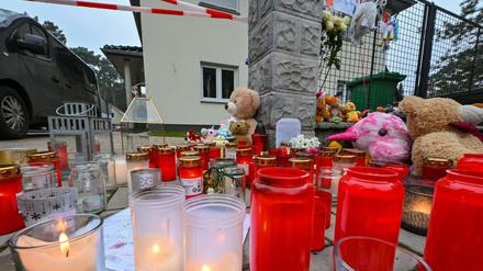 Viele Kerzen brennen vor auf einem Gehweg vor einem Einfamilienhaus in einem Ortsteil der Stadt Königs Wusterhausen.