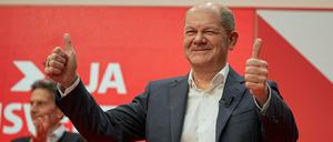 Beide Daumen hoch für dieses Ergebnis: Olaf Scholz kommentiert das Ergebnis von 98,8 Prozent für den Koalitionsvertrag mimisch und gestisch.