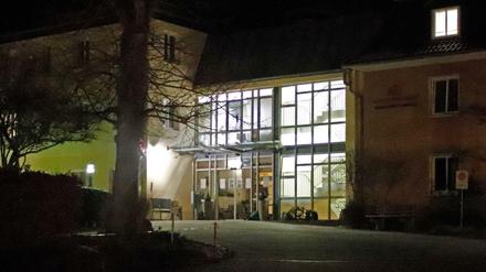 03.12.2021, Thüringen, Rudolstadt: Das Foyer eines Pflegeheims ist hell erleuchtet. In der Einrichtung sind 27 Menschen mit Coronainfektion gestorben. 