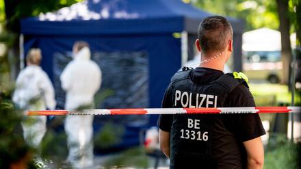 Ein Polizeibeamter sichert nach dem Mord im August 2019 den Tatort im Kleinen Tiergarten.