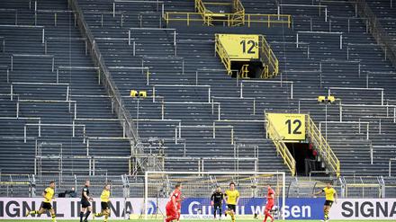 Vor leeren Rängen. Am Donnerstag entscheidet sich wohl. wie viele Fans noch in die Stadien dürfen. 