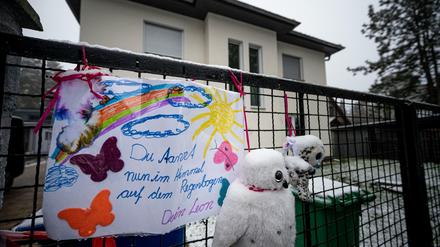 Trauer und Schock in Königs Wusterhausen: Die Polizei hat dort fünf Tote in einem Wohnhaus gefunden. 