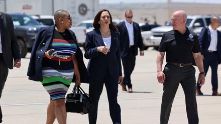 Vizepräsidentin Kamala Harris mit ihrer Sprecherin Symone Sanders im Juni.