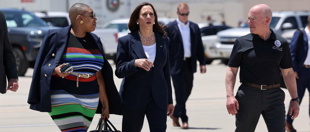 Vizepräsidentin Kamala Harris mit ihrer Sprecherin Symone Sanders im Juni.