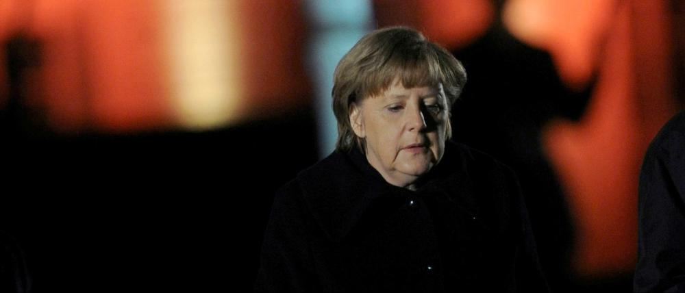 Bundeskanzlerin Angela Merkel (CDU) beim Großen Zapfenstreich für Ex-Bundespräsident Christian Wulff. (Archivbild, 08.03.2012) 