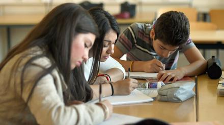 Die soziale und kulturelle Herkunft spielt nach Ansicht der jungen Menschen bei der Frage nach Chancen auf gute Bildung eine wichtige Rolle. Hier Schüler:innen einer Willkommensklasse an der Friedenauer Gemeinschaftsschule (2015).