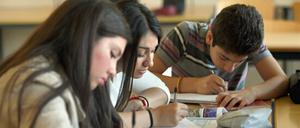 Die soziale und kulturelle Herkunft spielt nach Ansicht der jungen Menschen bei der Frage nach Chancen auf gute Bildung eine wichtige Rolle. Hier Schüler:innen einer Willkommensklasse an der Friedenauer Gemeinschaftsschule (2015).