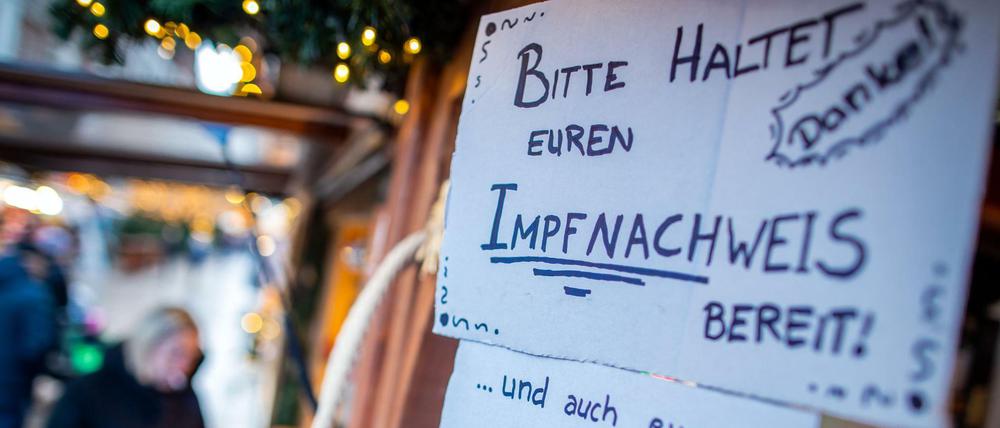 Hinweisschild an einem Verkaufsstand auf dem Weihnachtsmarkt in Schwerin 