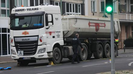 Der beteiligte Lkw steht an der Unfallstelle an der Grenze zwischen Friedrichshain und Prenzlauer Berg. 