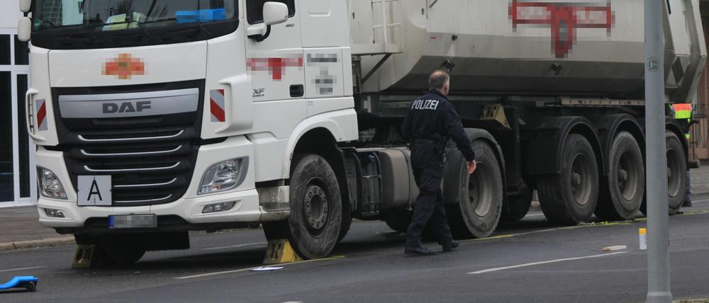 Der beteiligte Lkw steht an der Unfallstelle an der Grenze zwischen Friedrichshain und Prenzlauer Berg. 