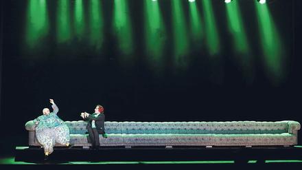 Pixel oder Pathos. Auch das musikalische Theater lebt von Künstlichkeit und hergestellten Emotionen: hier eine Szene aus der „Großherzogin von Gerolstein“ an der Komischen Oper Berlin. 